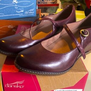 Brand New Dansko Loralie size 39 Wine